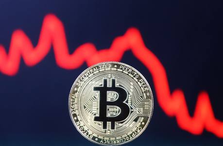 bitcoin-suffers-crash-to-$65,000-as-spot-etf-inflows-wane