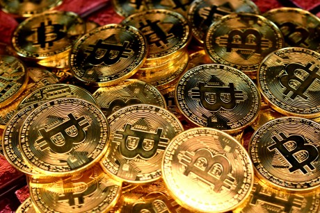 bitcoin-long-term-holders-&-price-top:-glassnode-reveals-pattern